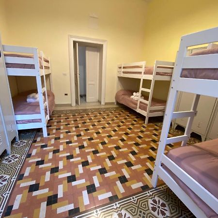 A I R H1O Hostel Napels Buitenkant foto